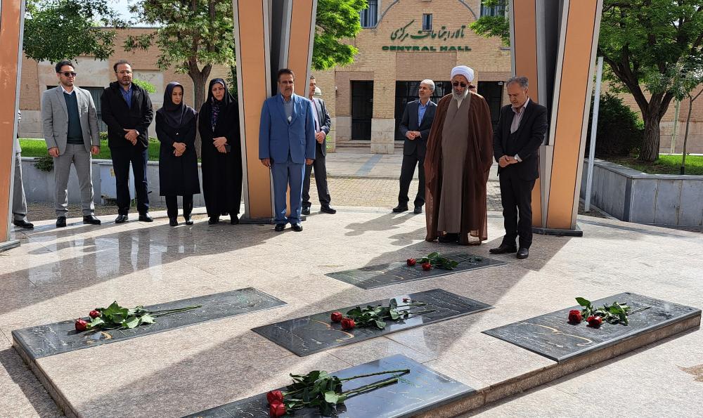 آغاز اولین روز کاری سرپرست  دانشگاه با ادای احترام به شهدا