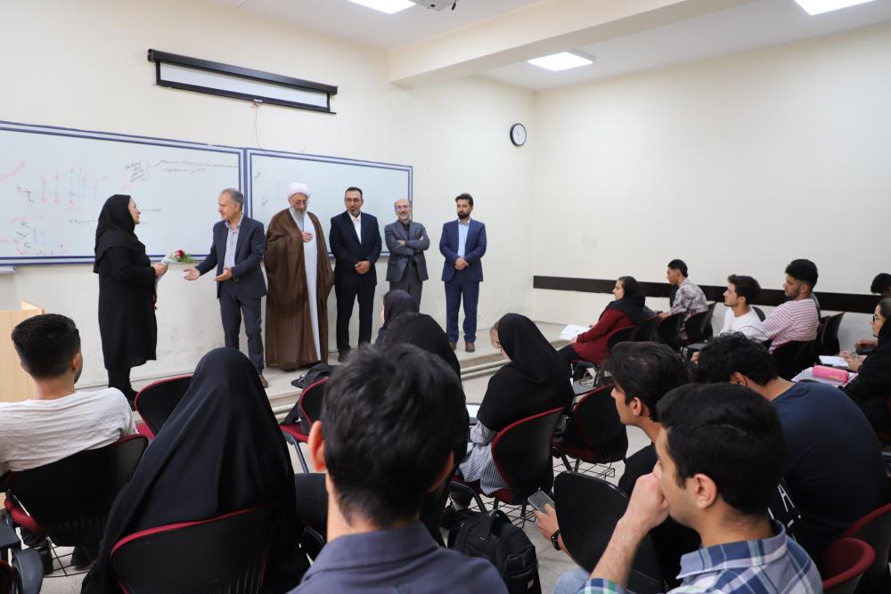 حضور سرپرست دانشگاه در کلاس های درس و تبریک روز معلم به استادان عزیز