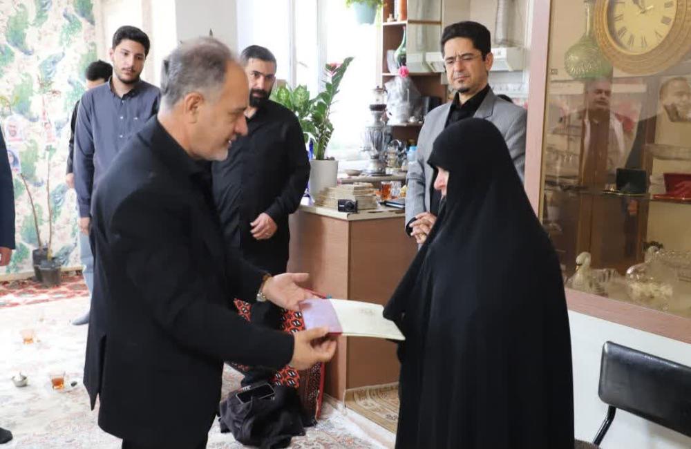 دیدار رئیس دانشگاه بین‌المللی امام‌خمینی(ره) با خانواده بزرگوار شهیدان رستمی